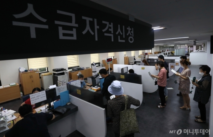[사진]7월 취업자 전년 동월 대비 27.7만명 감소