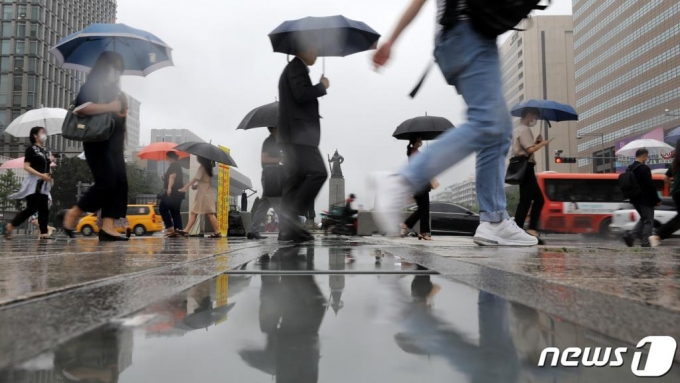 전국에 비가 예보된 10일 오전 서울 세종대로 광화문광장 인근에서 시민들이 우산을 쓰고 발걸음을 재촉하고 있다. /사진=뉴스1