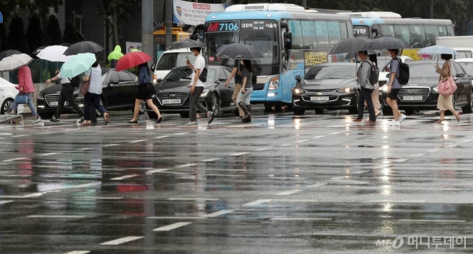 장마가 계속되는 가운데 태풍 '장미'까지 북상하고 있는 10일 오전 서울 광화문 네거리에서 시민들이 우산을 쓴 채 출근하고 있다. / 사진=김휘선 기자 hwijpg@