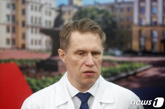 미하일 무라슈코 러시아 보건부 장관. 그는 백신을 둘러싼 우려에 대해 지난 12일 "백신이 안전하지 않다는 주장은 사실무근이다. 경쟁심 때문에 하는 말"이라고 일축했다. 로이터=뉴스1