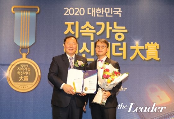 「2020 대한민국 지속가능 혁신리더 대상」 의정 부문을 수상한 김인호 서울특별시의회 의장(왼쪽)이 김준형 머니투데이 전무이사와 함께 기념사진을 촬영하고 있다.