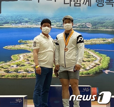 한국 역도의 간판인 유동주 선수(오른쪽)가 한 체급을 올려 출전한 대회에서도 메달 3개를 획득했다.(진안군제공)2020.8.14/뉴스1