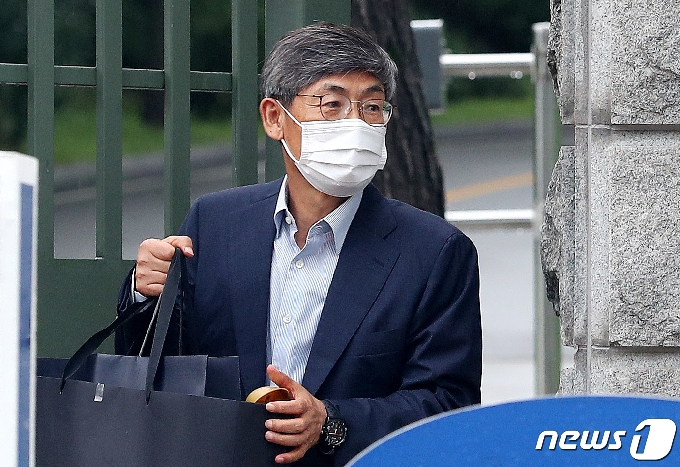 이상훈 전 삼성전자 이사회 의장이 10일 오후 경기도 의왕시 서울구치소에서 석방되고 있다. © News1 박지혜 기자