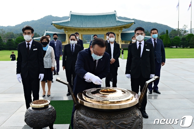 김부겸 민주당 당대표 후보가 15일 대전현충원에서 참배하고 있다. 사진제공 대전현충원 © 뉴스1