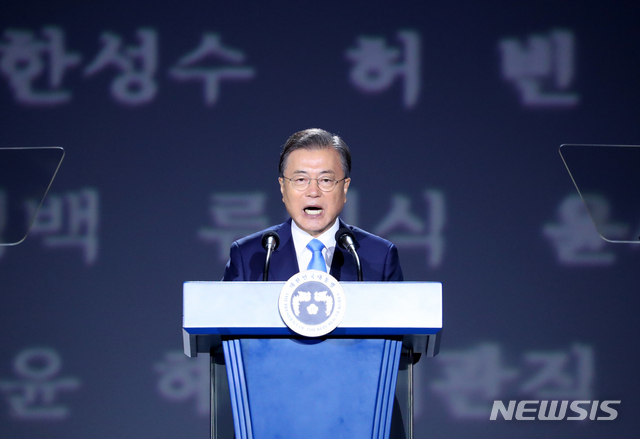 문재인 대통령이 15일 서울 중구 동대문디자인플라자에서 열린 제75주년 광복절 경축식에 참석해 경축사를 하고 있다./사진=뉴시스