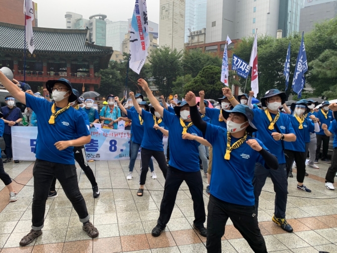 15일 오후 3시쯤 서울 종로구 보신각 앞에서 진행된 '8·15 노동자대회' 기자회견에서 민주노총 관계자들이 퍼포먼스를 하고 있다./사진=이강준 기자