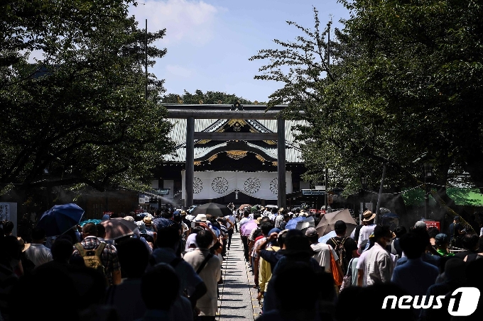 2020년 8월15일 야스쿠니 신사를 방문한 일본인들. © AFP=뉴스1