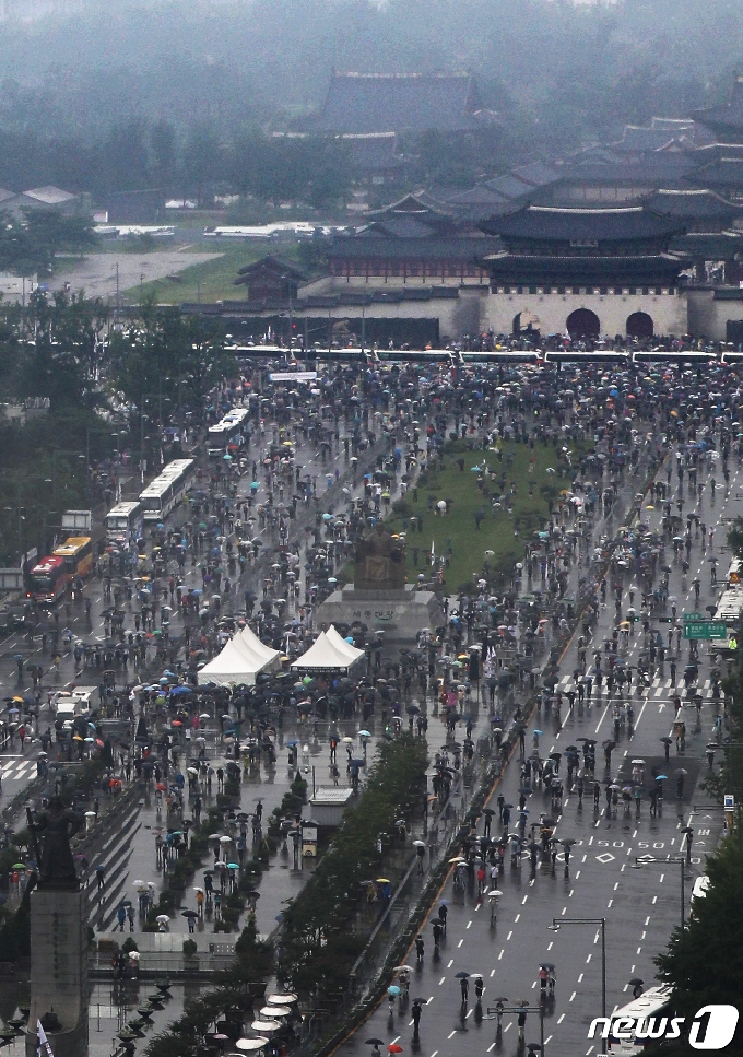 [사진] 보수단체, 광화문광장서 대규모 집회 뒤 행진