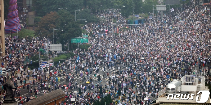보수단체 회원들이 15일 서울 종로구 광화문 네거리에서 집회를 하고 있다. 2020.8.15/뉴스1 © News1 김명섭 기자