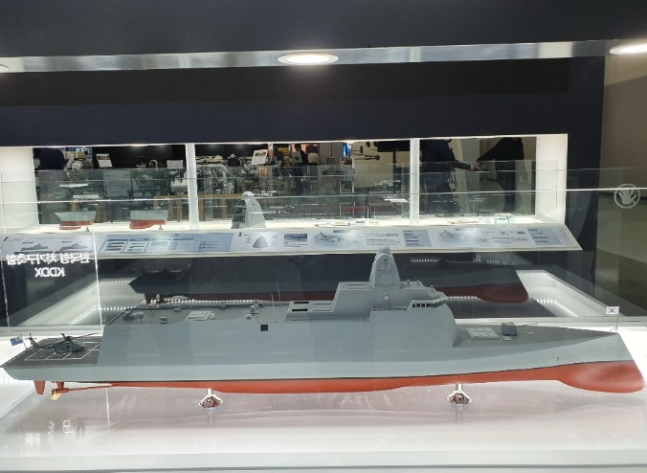 '2019 국제해양방위사업전(MADEX)에 전시된 현대중공업의 KDDX 모형 /사진제공 = 해군