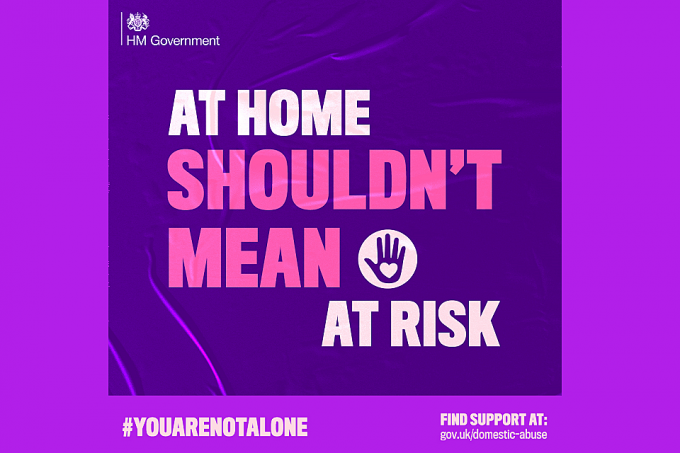 가정 폭력 피해자들에게 도움을 요청할 수 있는 창구를 알려주는 '혼자가 아니야' 캠페인 포스터. /사진=영국 정부 홈페이지