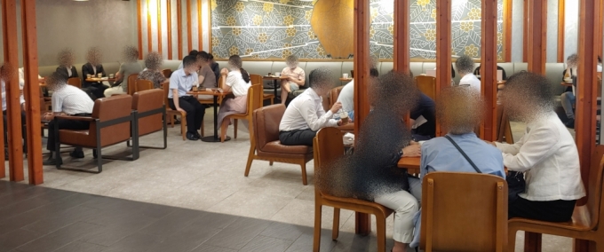 광화문 주변의 한 카페에서 사람들이 커피를 마시고 있는 모습. 대부분 마스크를 하지 않은 상태였다.