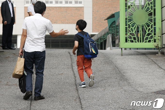 [사진] 2학기 맞은 학교현장 '자녀 배웅하며'