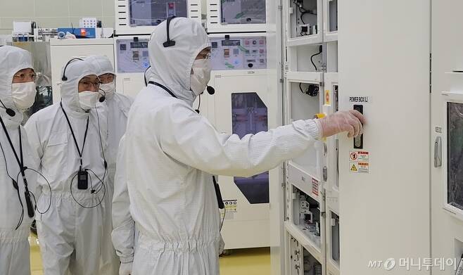 이재용 삼성전자 부회장(맨오른쪽)이 6월 삼성전자 반도체 부문 자회사 세메스의 천안사업장을 찾아 반도체·디스플레이 제조장비 생산라인을 살펴보고 있다. /사진제공=삼성전자 