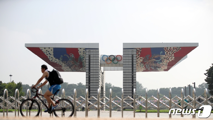 [사진] 코로나19 확진 발생으로 임시 휴장 들어간 올림픽공원
