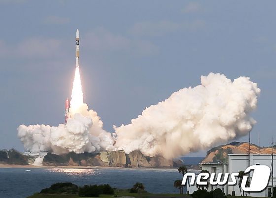 일본 가고시마현 다네가섬 우주센터에서 2일 오후 기상위성 '히마와리 9호'를 실은 H2A 로켓이 발사되고 있다. © AFP=뉴스1
