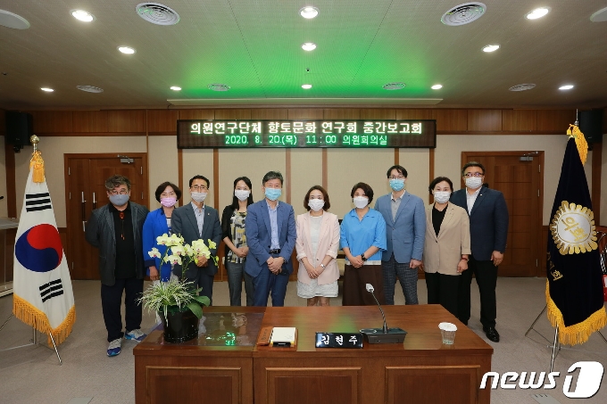 경기 의정부시의회 의원들과 김환철 경민대 교수 © 뉴스1