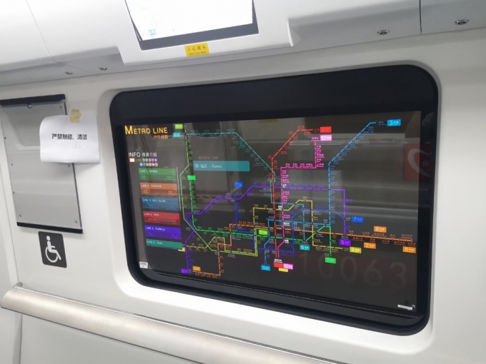 중국 심천 지하철에 설치된 LG디스플레이 55인치 투명 OLED에 표기된 지하철 노선도/사진제공=LGD