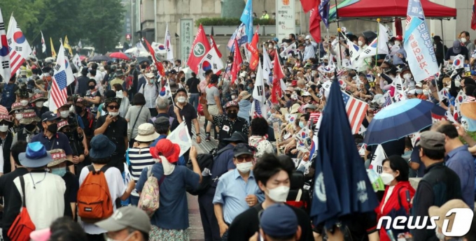보수단체 회원들이 15일 서울 광화문 광장 일대에서 집회를 하고 있다. 2020.8.15./사진=뉴스1