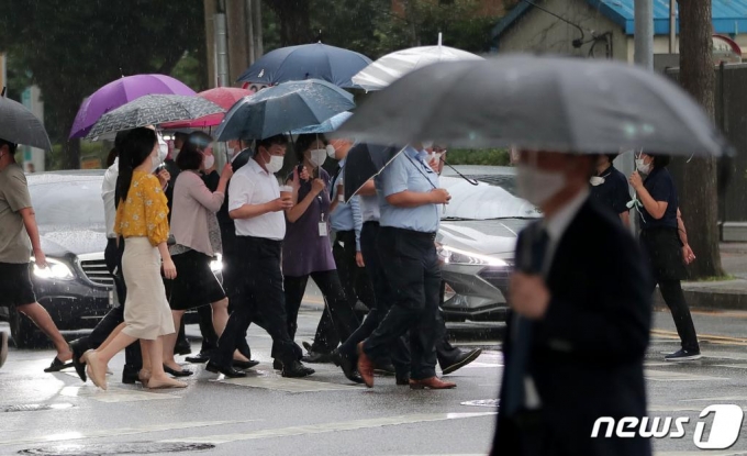 (서울=뉴스1) 구윤성 기자 = 21일 오후 서울 종로구 도렴동에서 우산을 쓴 시민들이 내리는 비에 발걸음을 옮기고 있다. 2020.8.21/뉴스1
