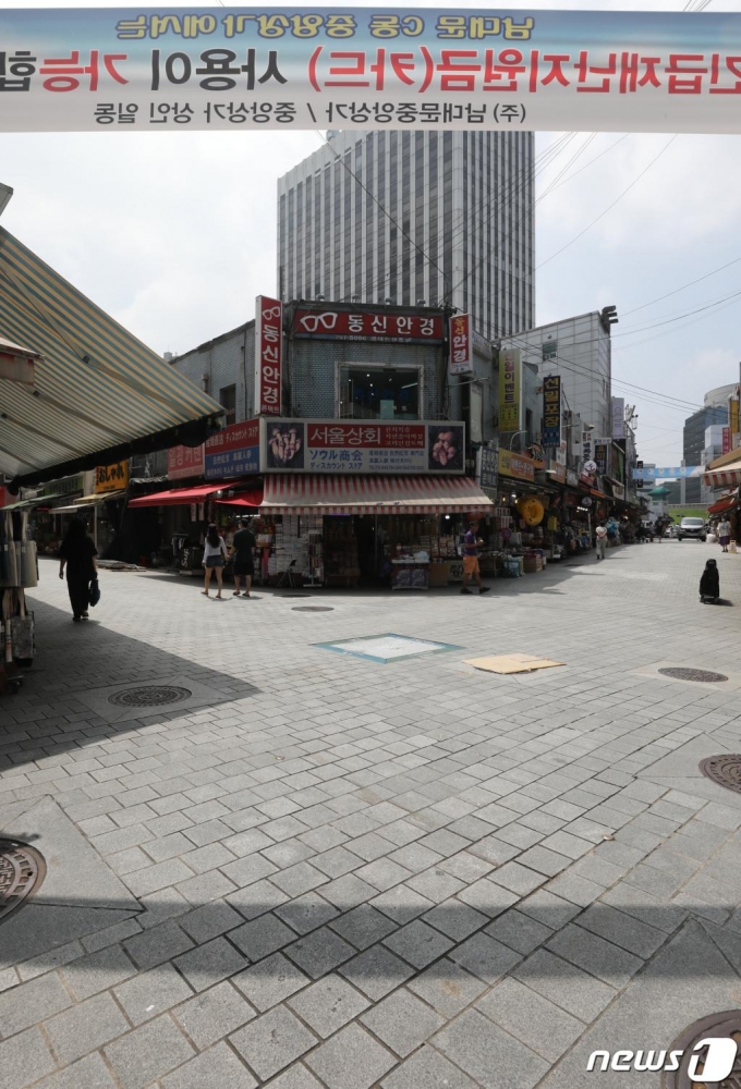 19일 서울 중구 남대문시장 거리에 손님이 없어 한산한 모습을 보이고 있다. / 사진 = 뉴스 1