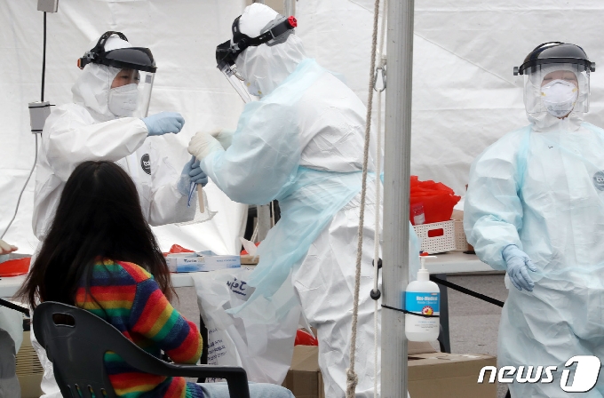 의료진들이 분주히 코로나19 검사를 실시하고 있다. /© News1 오현지 기자