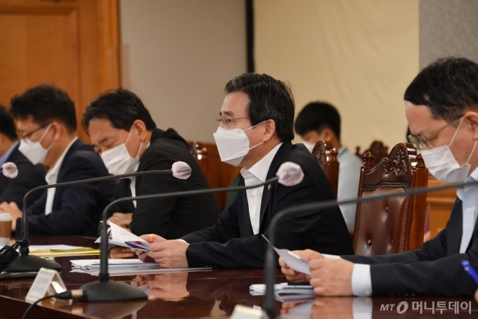 김용범 기획재정부 1차관(오른쪽 두번째)가 25일 서울 명동 은행회관에서 열린 거시경제금융회의에서 발언하고 있다. /사진제공=기획재정부