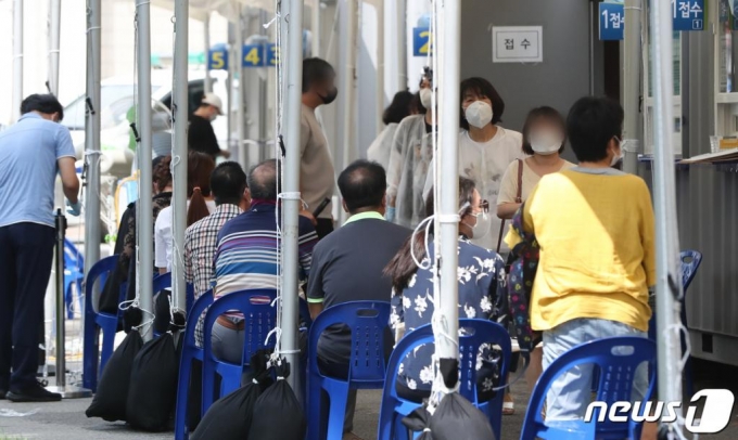 28일 서울 영등포구청에 마련된 신종 코로나바이러스 감염증(코로나19) 선별진료소가 검사를 받으려는 시민들로 붐비고 있다. /사진=뉴스1