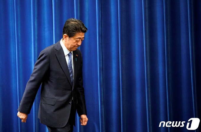 아베 신조 일본 총리가 지난 28일 관저에서 기자회견을 열어 총리직 사임 의사를 밝힌 뒤 퇴장하고 있다. © 로이터=뉴스1