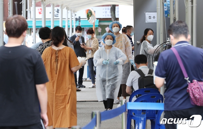 31일 서울 영등포구 영등포구청에 마련된 신종 코로나바이러스 감염증(코로나19) 선별진료소에서 의료진들이 분주히 움직이고 있다./뉴스1 © News1