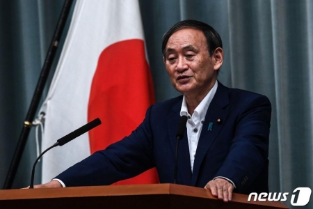 스가 요시히데 일본 관방장관이 지난달 31일 도쿄 총리관저에서 기자회견을 하고 있다. /사진=뉴스1