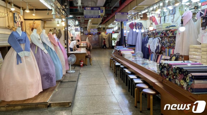 1일 오후 서울 종로구 광장시장 내 한복매장에 결혼식을 앞두고 한복을 맞추러 오는 예비 신랑·신부로 분주했던 가게들이 썰렁한 모습을 보이고 있다. /사진=뉴스1