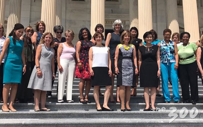 2017년 7월 미국 의회에선 수십명의 여성 의원들이 모여 "여성도 민소매를 입을 권리가 있다"는 뜻의 '민소매 금요일' 시위를 가졌다./사진출처=미 비영리단체 보트런리드 트위터·