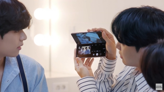 방탄소년단(BTS)가 삼성전자 폴더블폰 갤럭시Z 폴드2를 체험하는 모습.