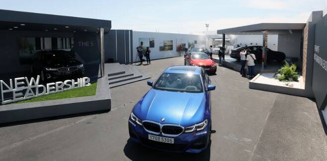 (인천=뉴스1) 황기선 기자 = 인천 중구 영종도 BMW 드라이빙 센터에서 열린 'BMW THE 5 & THE 6 월드 프리미어 런칭행사'가 '드라이브 스루' 방식으로 진행되고 있다. 이날 행사에서는 BMW는 신형 5시리즈와 6시리즈를 세계 최초로 공개했다. 2020.5.27/뉴스1