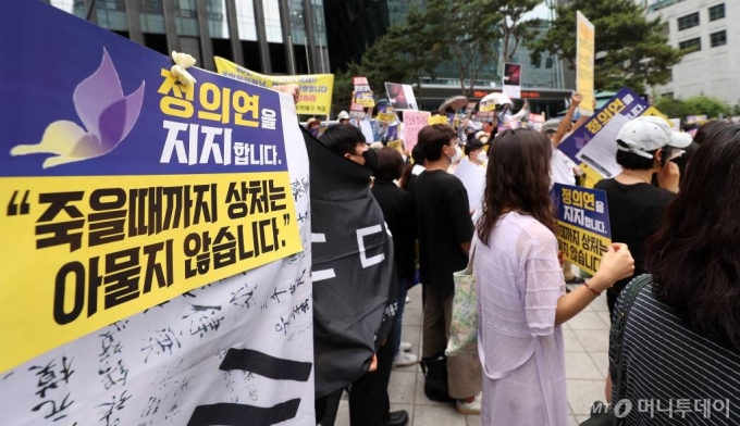 지난 6월 10일 오후 서울 종로구 옛 일본대사관 앞에서 제1443차 일본군 성노예제 문제 해결을 위한 정기 수요집회가 진행되고 있다. / 사진=김휘선 기자 hwijpg@