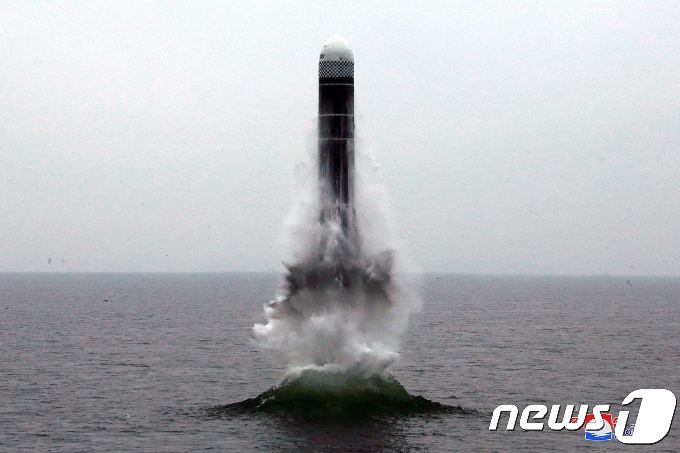 2019년 10월 북한의 SLBM 북극성3호 시험 발사 장면으로 추정되는 사진 © 로이터=뉴스1