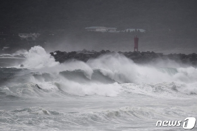 제10호 태풍 '하이선'의 영향으로 6일 일본 가고시마현 마쿠라자키시 해안에 높은 파도가 일고 있다. © AFP=뉴스1