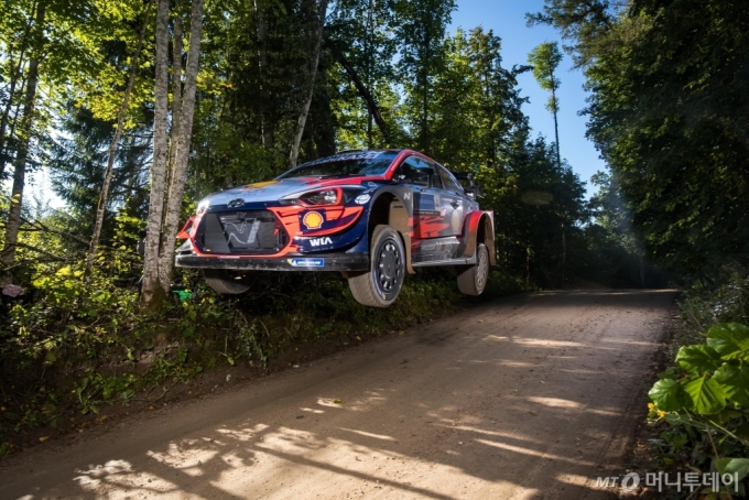 지난 4~6일 에스토니아에서 열린 ‘2020 월드랠리챔피언십(WRC)’ 4차 대회에서 현대차 ‘i20 쿠페’ 랠리카가 달리고 있다. /사진제공=현대자동차