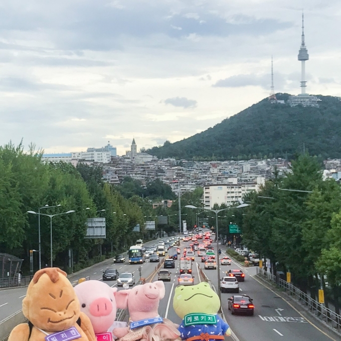 일본에서 한국으로 여행 온 인형들이 남산타워를 바라보고 있다. /사진=한국관광공사