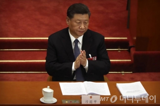 [베이징=AP/뉴시스] 시진핑(習近平) 중국 국가주석이 22일 중국 베이징 인민대회당에서 열린 전국인민대표대회(전인대)에 참석해 박수를 치고 있다. 2020.05.22.