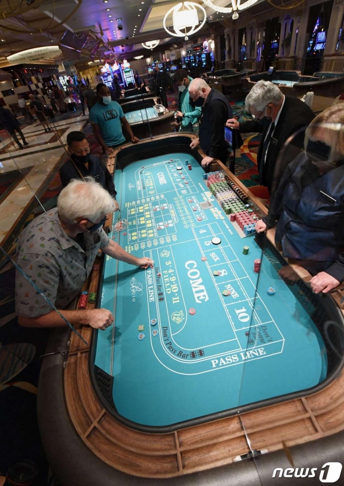 미국 네바다주 라스베이거스의 벨라지오 호텔 카지노에서 손님들이 게임을 즐기고  있다. /사진=AFP, 뉴스1
