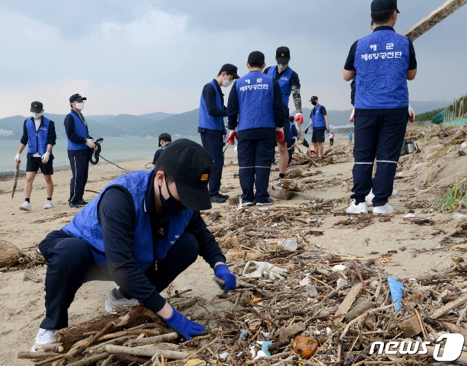 [사진] 태풍 쓰레기 치우는 해군6항공전단