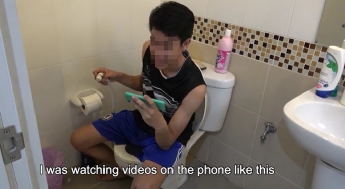 화장실에서 뱀에게 생식기를 물린 태국의 18세 소년. /사진=데일리메일 영상 캡처