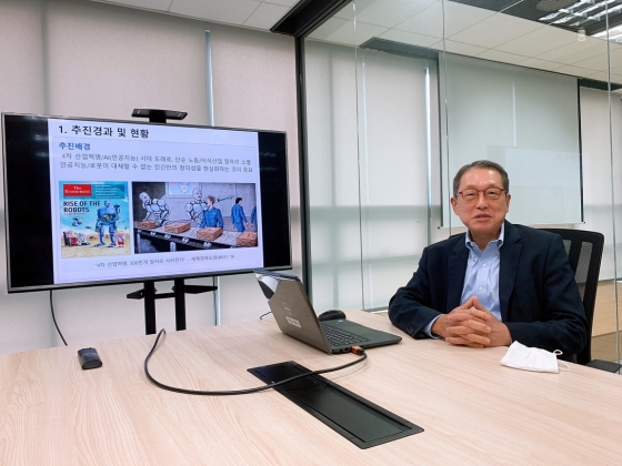 임선홍 수원대 창업지원단장이 최근 선정된 초기창업패키지 운영 계획에 대해 설명하고 있다.