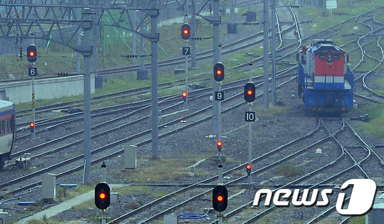 지난 3일 태풍 ‘마이삭’의 영향으로 산사태가 발생해 열차운행이 중단됐던 영동선과 태백선 열차 운행이 오는 14일부터 재개된다. 뉴스1 © News1 DB