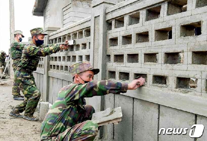 [사진] 북한, 은파군 대청리 복구 나선 인민군 조명…미장 작업 속도전