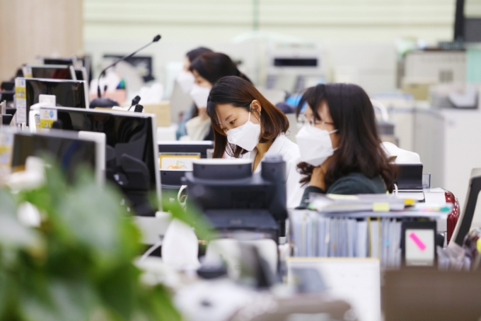 서울 여의도동 KB국민은행 영업점 직원들이 일하는 모습./사진제공=국민은행