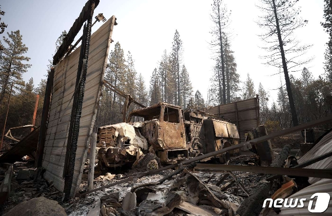 [사진] 캘리포니아 산불에 불 탄 소방트럭