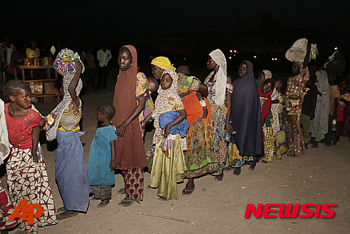 【욜라(나이지리아)=AP/뉴시스】나이지리아 군이 보코 하람 거점들을 공격해서 구출해낸 여성과 어린이들의 1진이 2일 국내의 욜라 수용소에 도착한 모습. 사람들은 굶주림에 시달리는 모습이었고 이 가운데에는 신생아도 2명 포함되어 있다. 2015.5.3